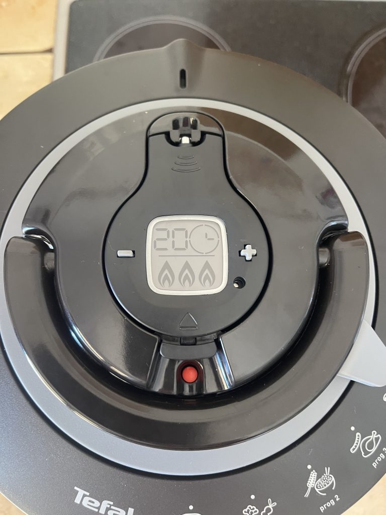 Tefal Clipso+ CHEF P45507 Schnellkochtopf Nahaufnahme rotes Druckventil und Timer