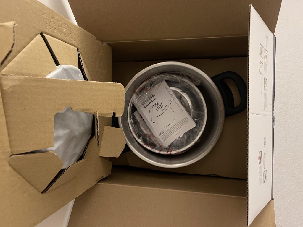 Tefal Clipso+ CHEF P45507 Schnellkochtopf im geöffneten Karton von oben