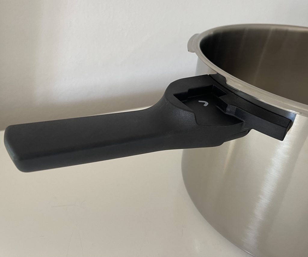 Tefal Secure Trendy ‎P25844 Schnellkochtopf Nahaufnahme Stielgriff