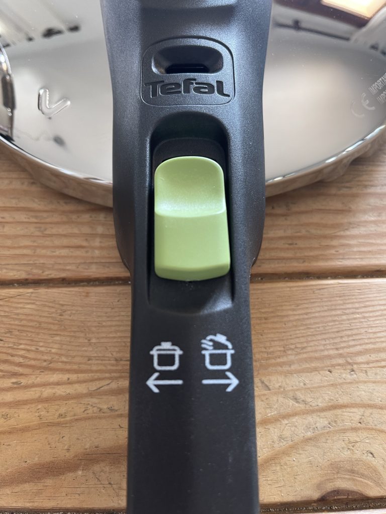 Tefal Secure Trendy ‎P25844 Schnellkochtopf Nahaufnahme Verschlusssystem am Griff