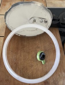 Tefal Secure Trendy ‎P25844 Schnellkochtopf mit demontiertem Dampfregler und Dichtungsring für die Reinigung