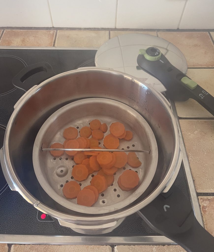 Tefal Secure Trendy ‎P25844 Schnellkochtopf nach dem Garen von Möhren