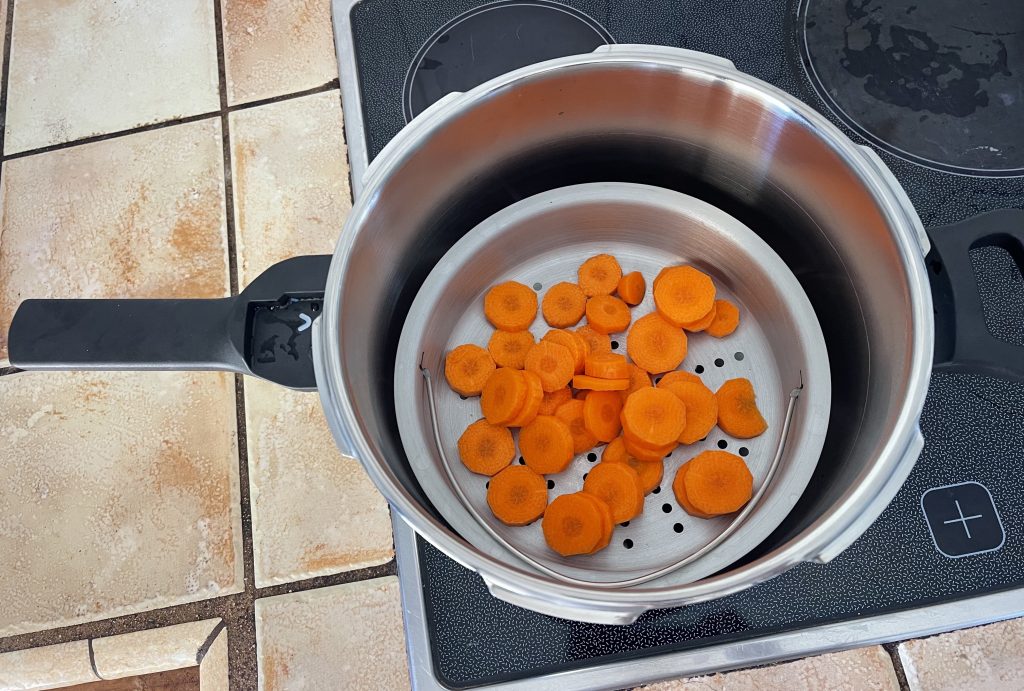 Tefal Secure Trendy ‎P25844 Schnellkochtopf vor dem garen von Möhren