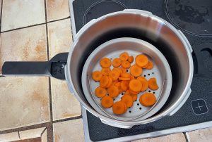 Tefal Secure Trendy ‎P25844 Schnellkochtopf vor dem garen von Möhren