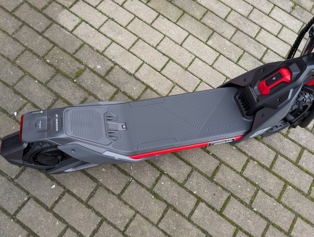 Trittfläche des Segway Ninebot ZT3 Pro D E-Scooters