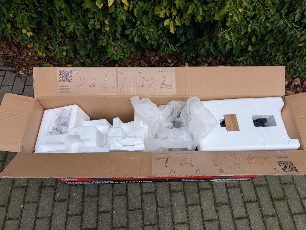 Verpackung des Segway Ninebot ZT3 Pro D E-Scooters geöffnet