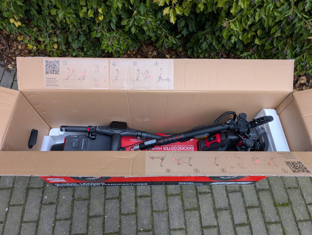 Verpackung des Segway Ninebot ZT3 Pro D E-Scooters geöffnet (2)
