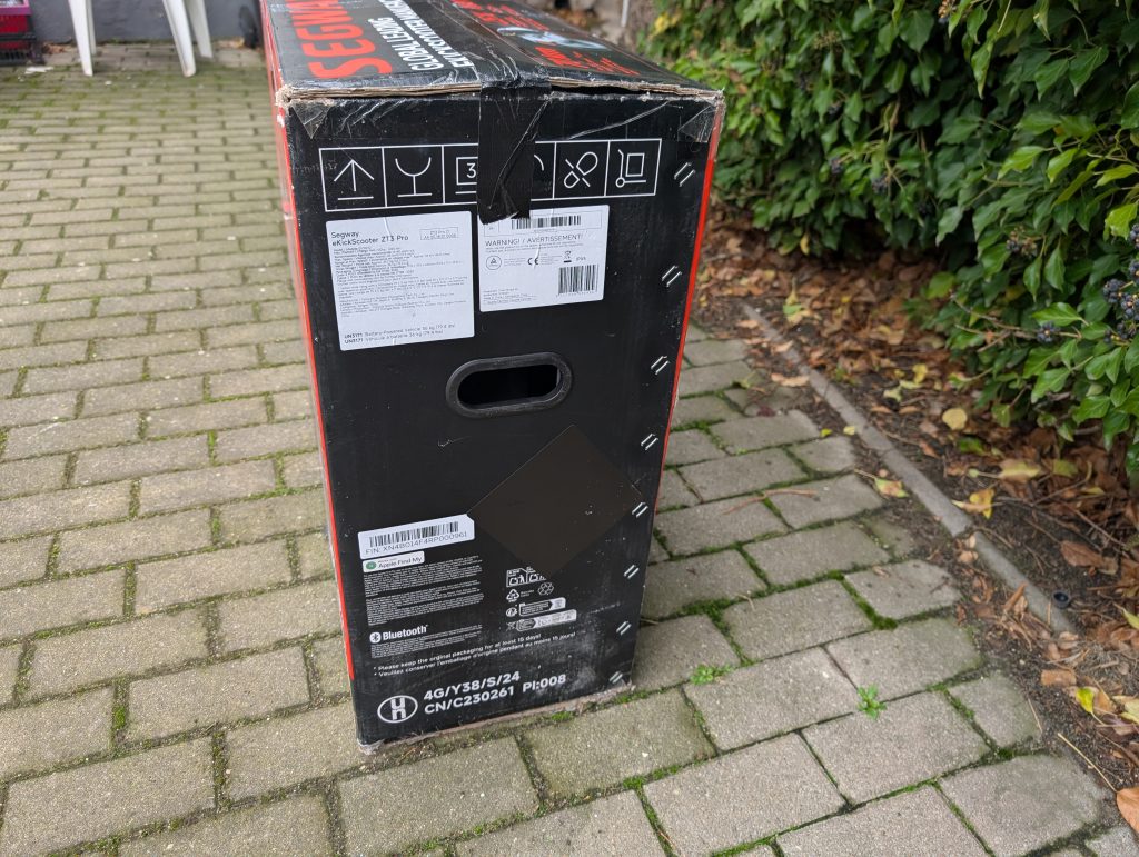 Verpackung des Segway Ninebot ZT3 Pro D E-Scooters von der Seite