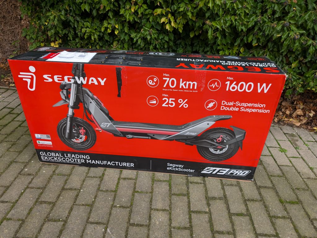 Verpackung des Segway Ninebot ZT3 Pro D E-Scooters von vorne