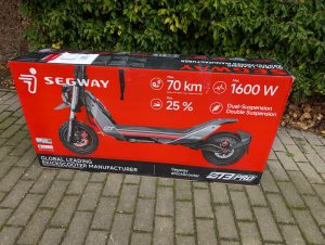 Verpackung des Segway Ninebot ZT3 Pro D E-Scooters von vorne