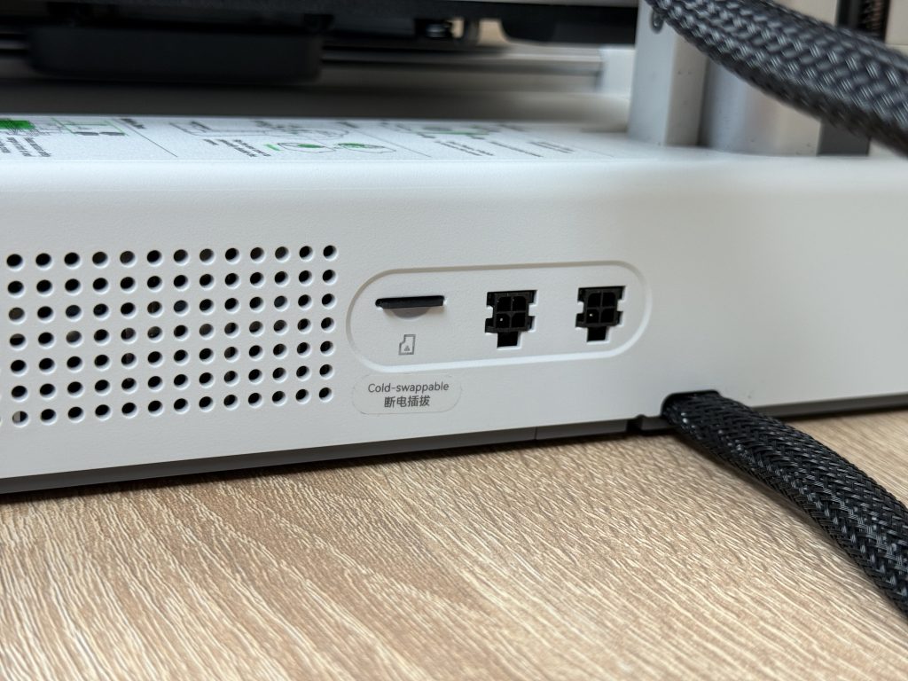 Bambu Lab A1 Mini 3D-Drucker Detail Anschlüsse AMS und Kartenslot