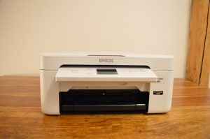 Epson Expression Home XP-4205 Drucker Frontansicht mit hochgeklapptem Bedienfeld