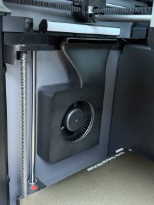 Bambu Lab X1C 3D-Drucker Detail Hilfslüfter und LED-Beleuchtung