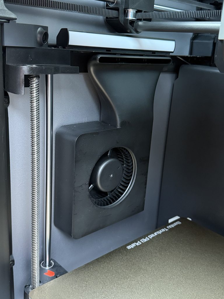 Bambu Lab X1C 3D-Drucker Detail Hilfslüfter und LED-Beleuchtung