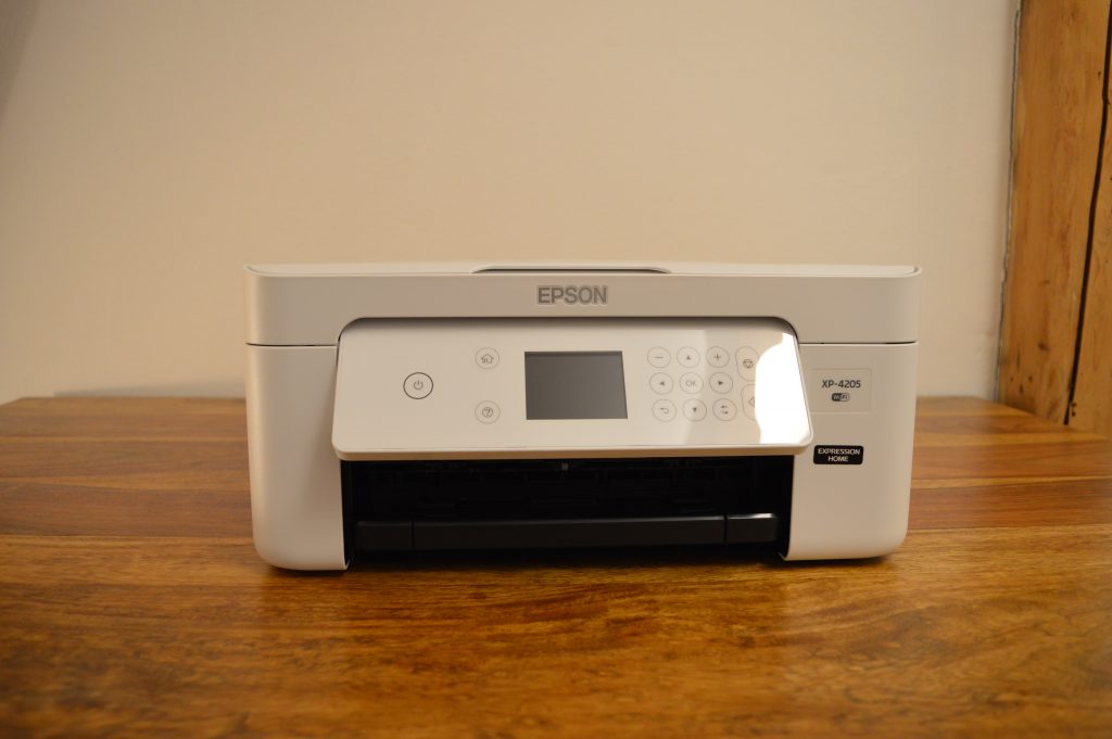 Epson Expression Home XP-4205 Drucker Frontansicht mit leicht geklapptem Bedienfeld