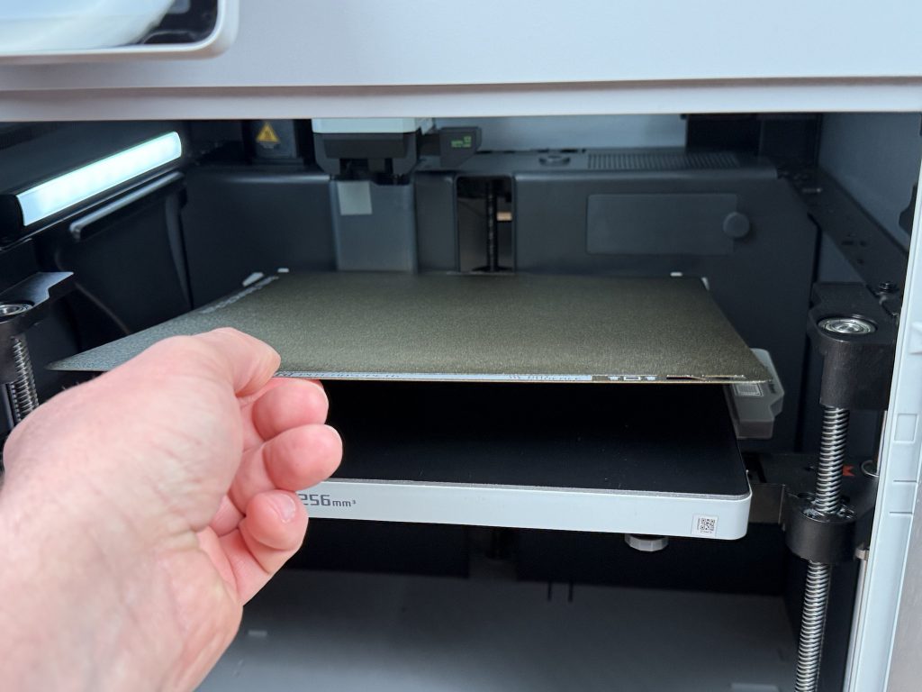 Bambu Lab X1C 3D-Drucker einlegen der Druckplatte