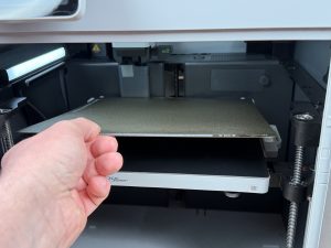 Bambu Lab X1C 3D-Drucker einlegen der Druckplatte