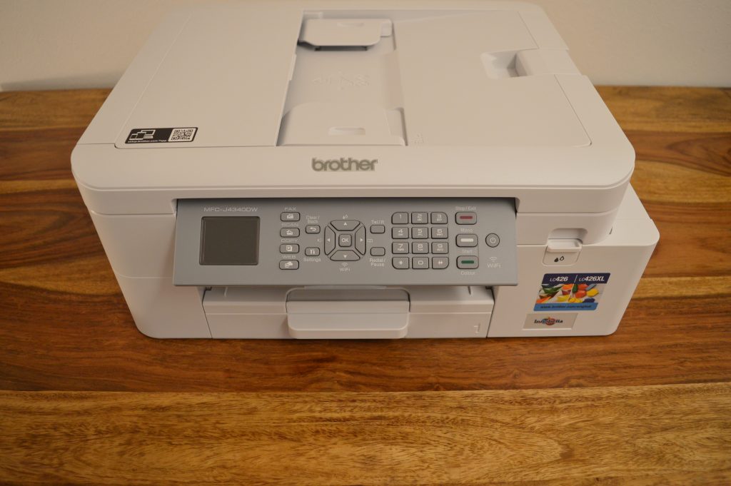 Brother MFC-J4340DW Drucker Frontansicht mit hochgeklapptem Bedienfeld