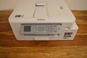 Brother MFC-J4340DW Drucker Frontansicht mit hochgeklapptem Bedienfeld