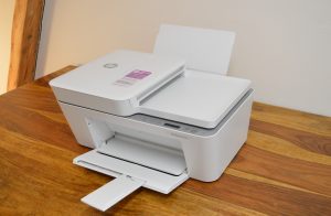 HP DeskJet 4220e Drucker mit ausgeklapptem Ausgabefach