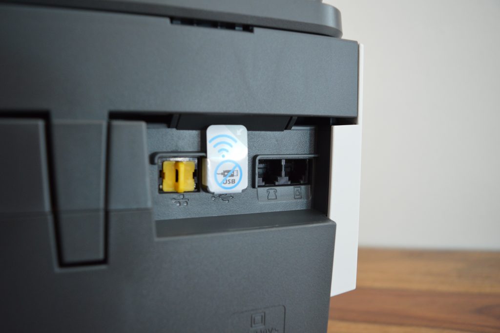 HP OfficeJet Pro 8132e Drucker Detailansicht Anschlüsse mit Schutzkappe