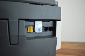 HP OfficeJet Pro 8132e Drucker Detailansicht Anschlüsse mit Schutzkappe