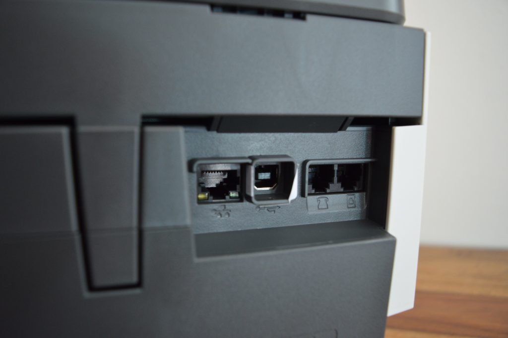 HP OfficeJet Pro 8132e Drucker Detailansicht Anschlüsse ohne Schutzkappe