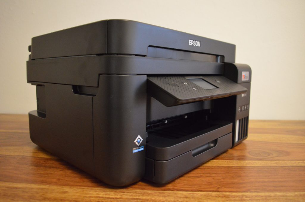 Epson EcoTank ET-4850 Drucker mit ausgeklapptem Bedienfeld