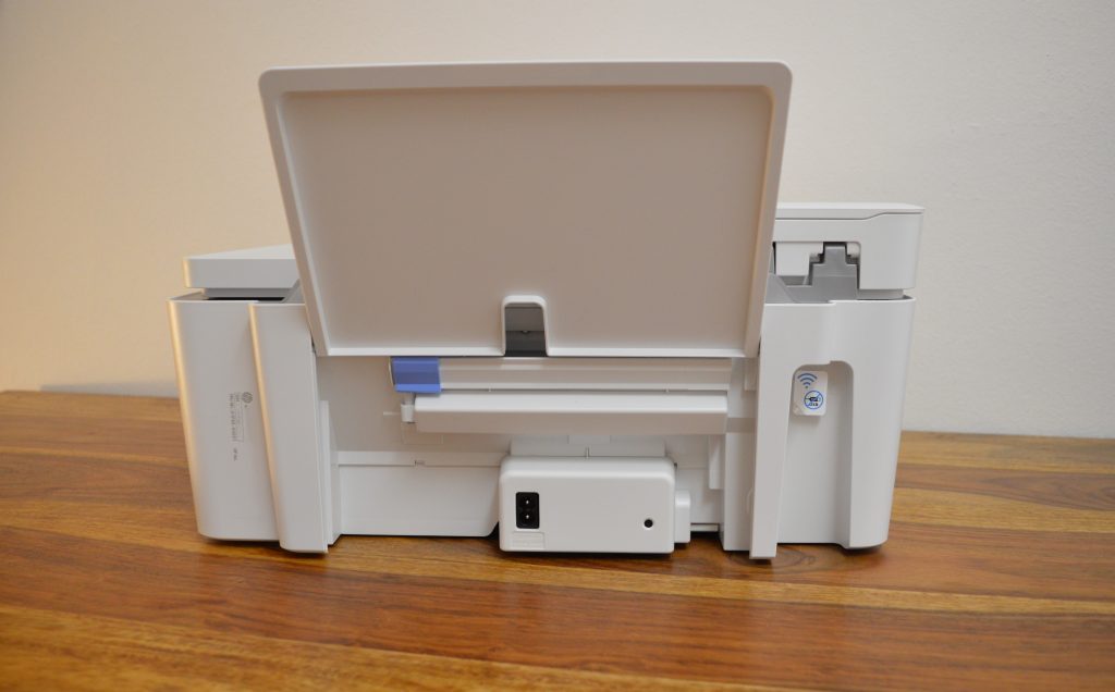HP DeskJet 4220e Drucker Rückansicht mit aufgeklappter Papierzufuhr
