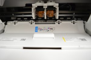 HP DeskJet 4220e Drucker geöffnete Klappe für Farbpatrone