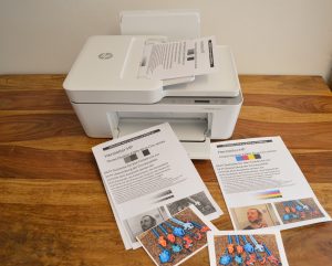 HP DeskJet 4220e Drucker mit Testausdrucken
