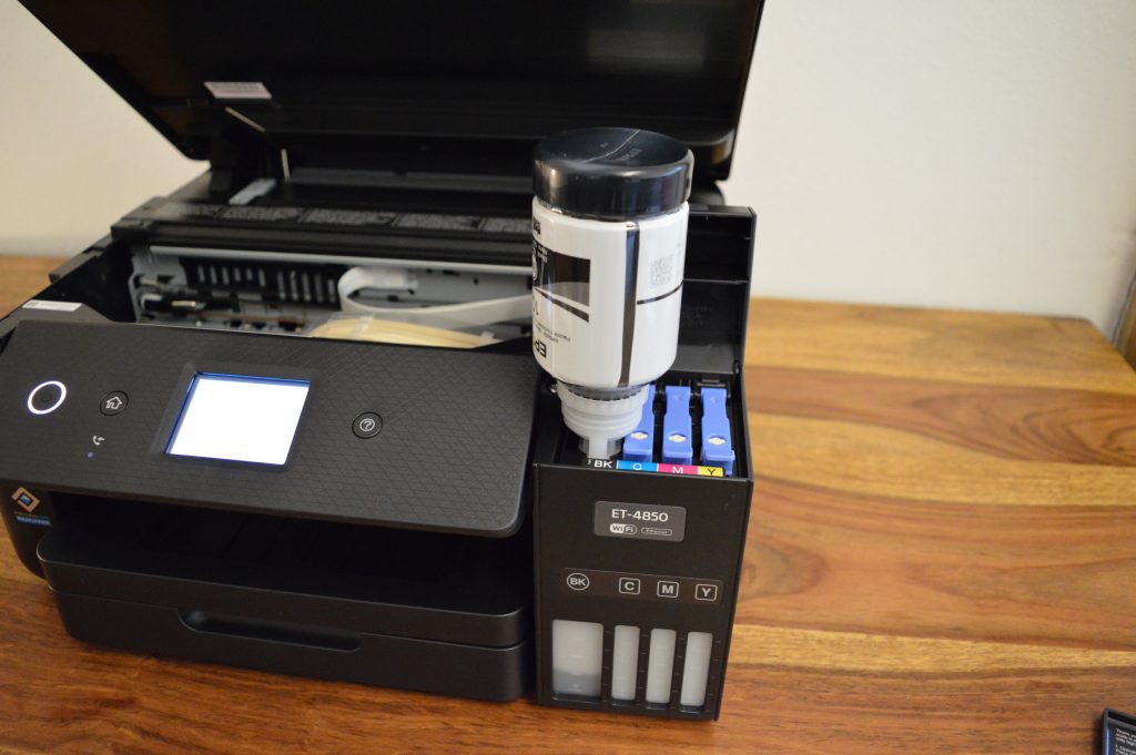 Epson EcoTank ET-4850 Drucker beim Befüllen mit schwarzer Tinte