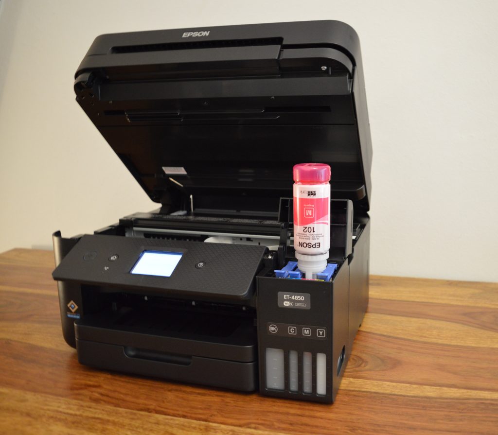 Epson EcoTank ET-4850 Drucker beim Befüllen mit magenta Tinte