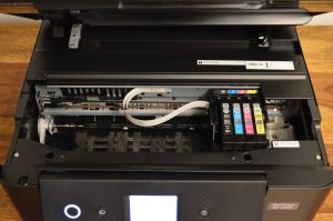 Epson WorkForce WF-2960DWF Drucker mit eingesetzten Farbpatronen