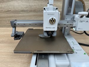 Bambu Lab A1 Mini 3D-Drucker beim Drucken Benchy 1