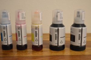 Epson EcoTank ET-4850 Drucker Seitenansicht Tintenbehälter mit Milliliterangaben