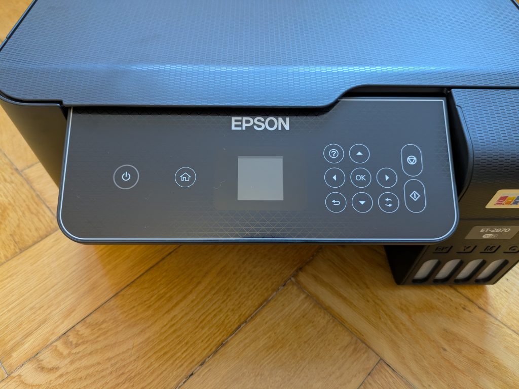 Angewinkeltes Bedienfeld des Epson EcoTank ET-2870 Multifunktionsdruckers