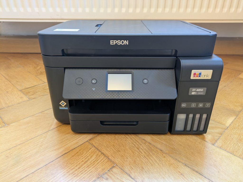 Angewinkeltes Bedienfeld des Epson EcoTank ET-4850 Multifunktionsdruckers