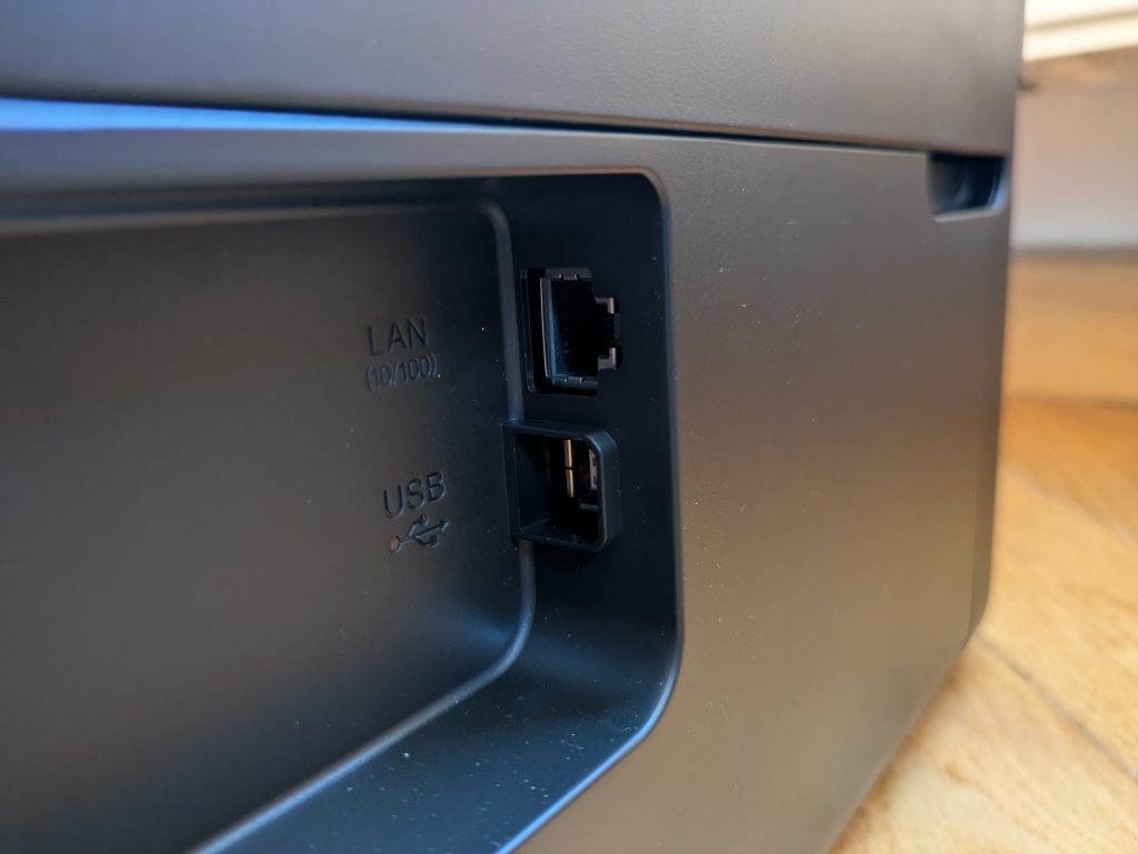 Anschlüsse des Epson EcoTank ET-4850 Multifunktionsdruckers in der Nahansicht
