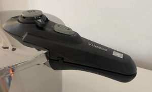 BRA Vitesse Schnellkochtopf Nahaufnahme Stielgriff mit Bedienelementen