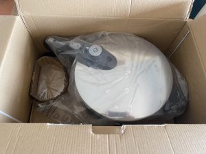BRA Vitesse Schnellkochtopf im geöffneten Karton von oben