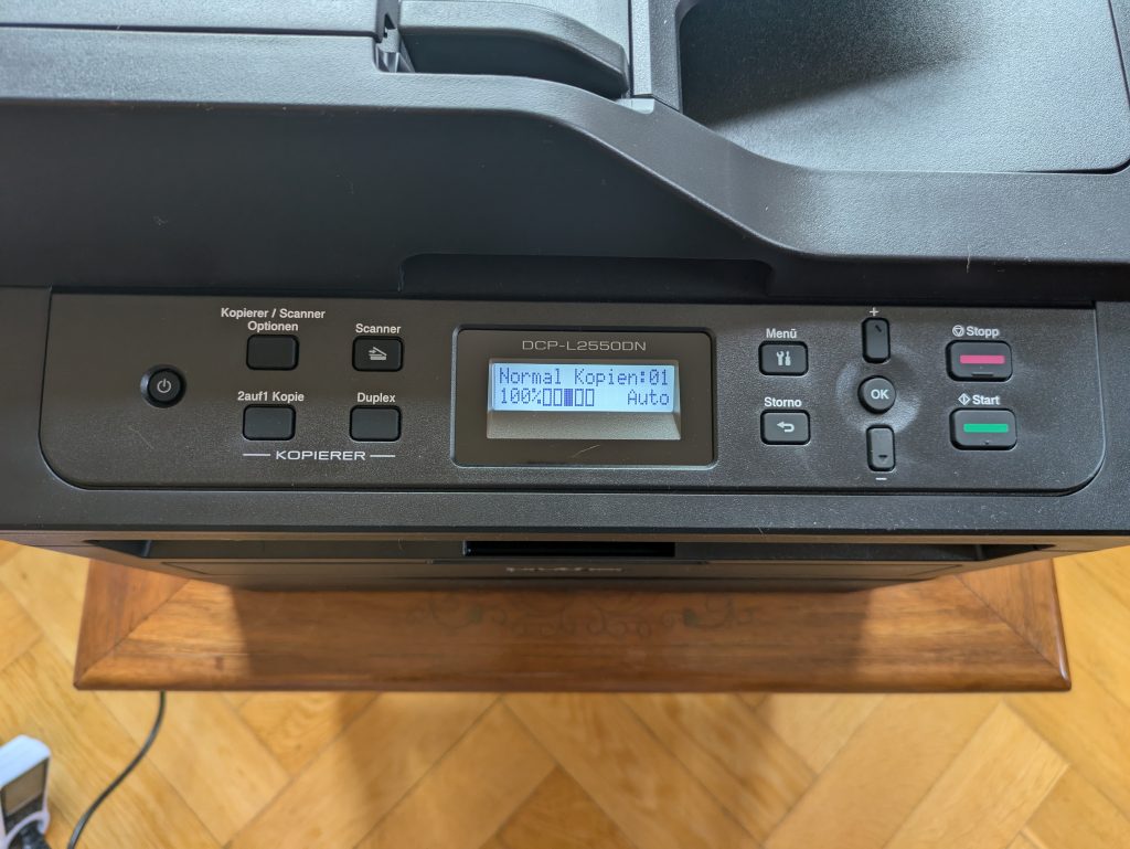 Bedienfeld des Brother DCP-L2550DN Multifunktionsdruckers aktiviert
