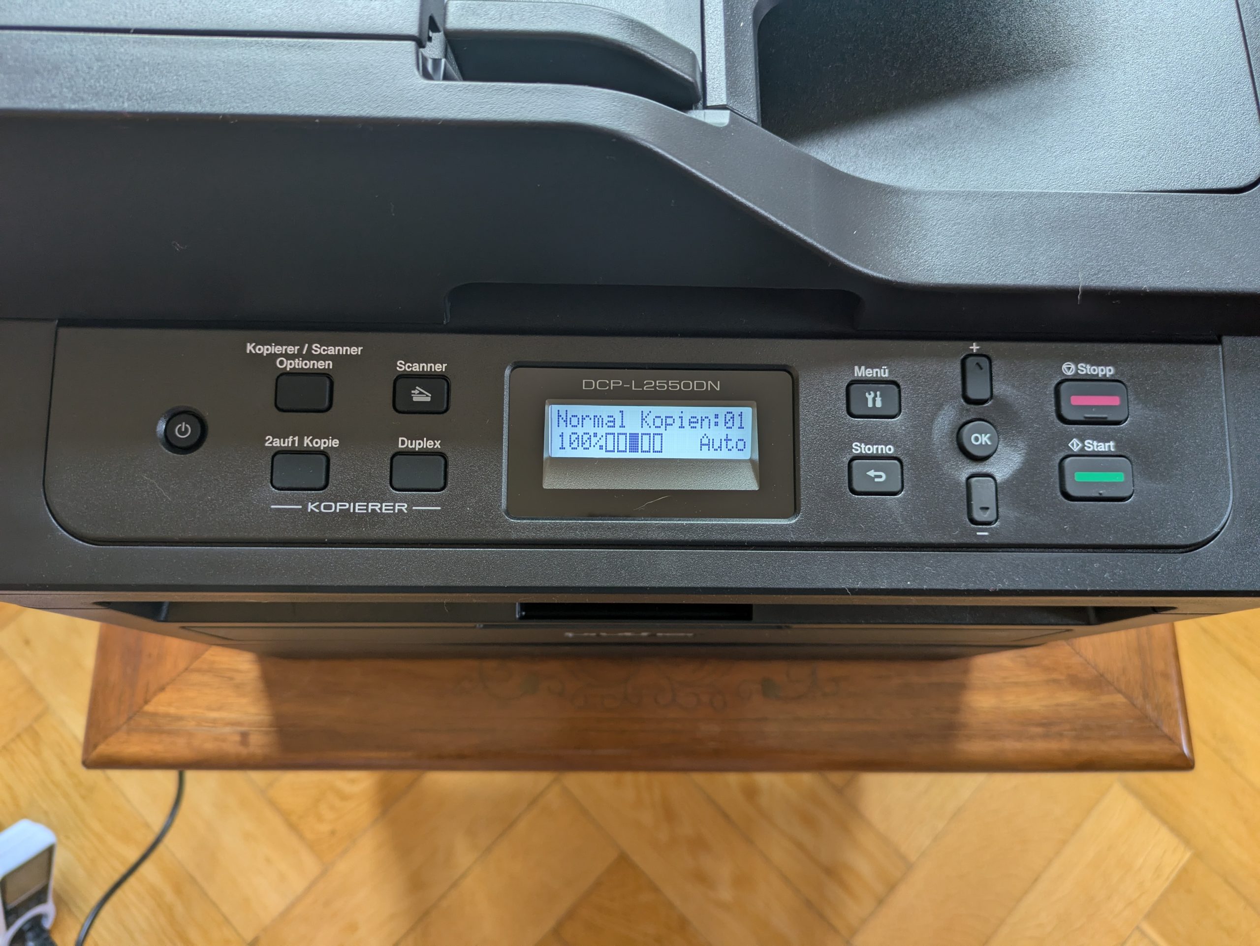 Bedienfeld des Brother DCP-L2550DN Multifunktionsdruckers aktiviert