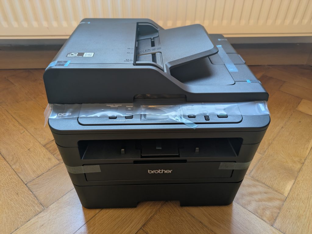 Brother DCP-L2550DN Multifunktionsdrucker mit Klebeband