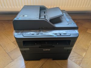 Brother DCP-L2550DN Multifunktionsdrucker mit Klebeband