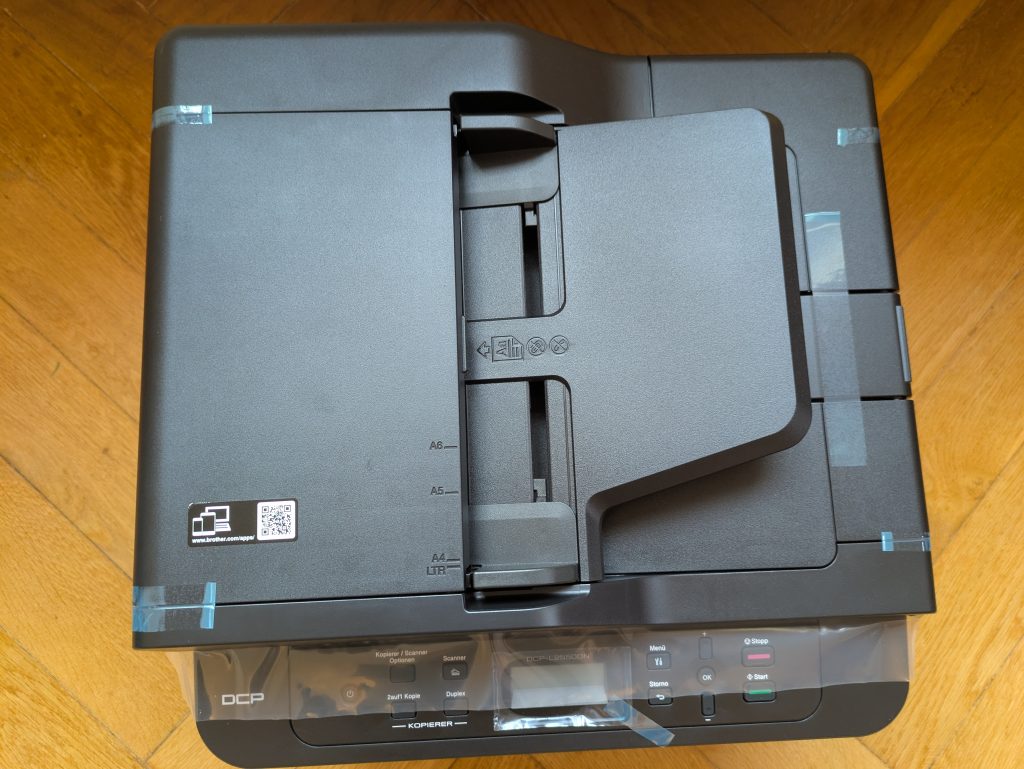Brother DCP-L2550DN Multifunktionsdrucker mit Klebeband von oben
