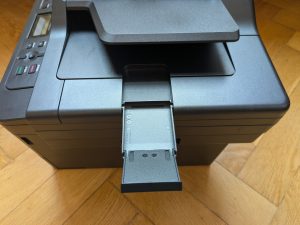 Brother DCP-L2550DN Multifunktionsdrucker von Rechts mit ausgefahrer Stütze