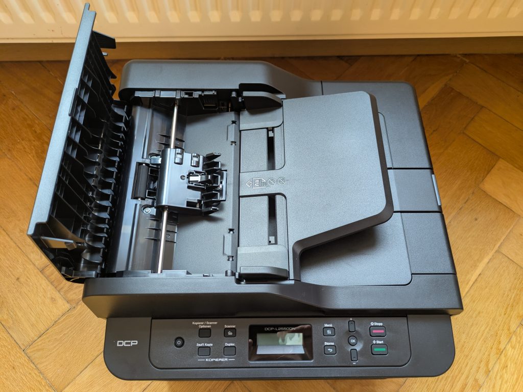 Brother DCP-L2550DN Multifunktionsdrucker von oben geöffnet