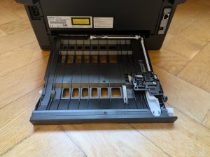 Brother DCP-L2550DN Multifunktionsdruckers von hinten