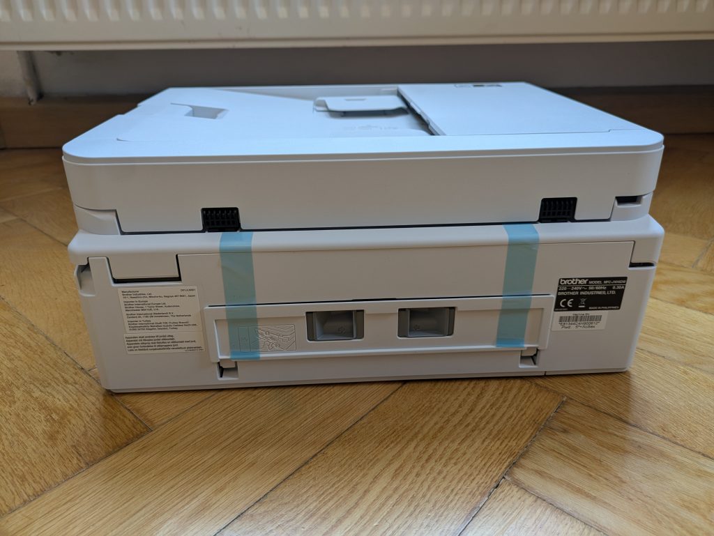 Brother MFC-J1010DW Multifunktionsdrucker mit Klebeband von hinten